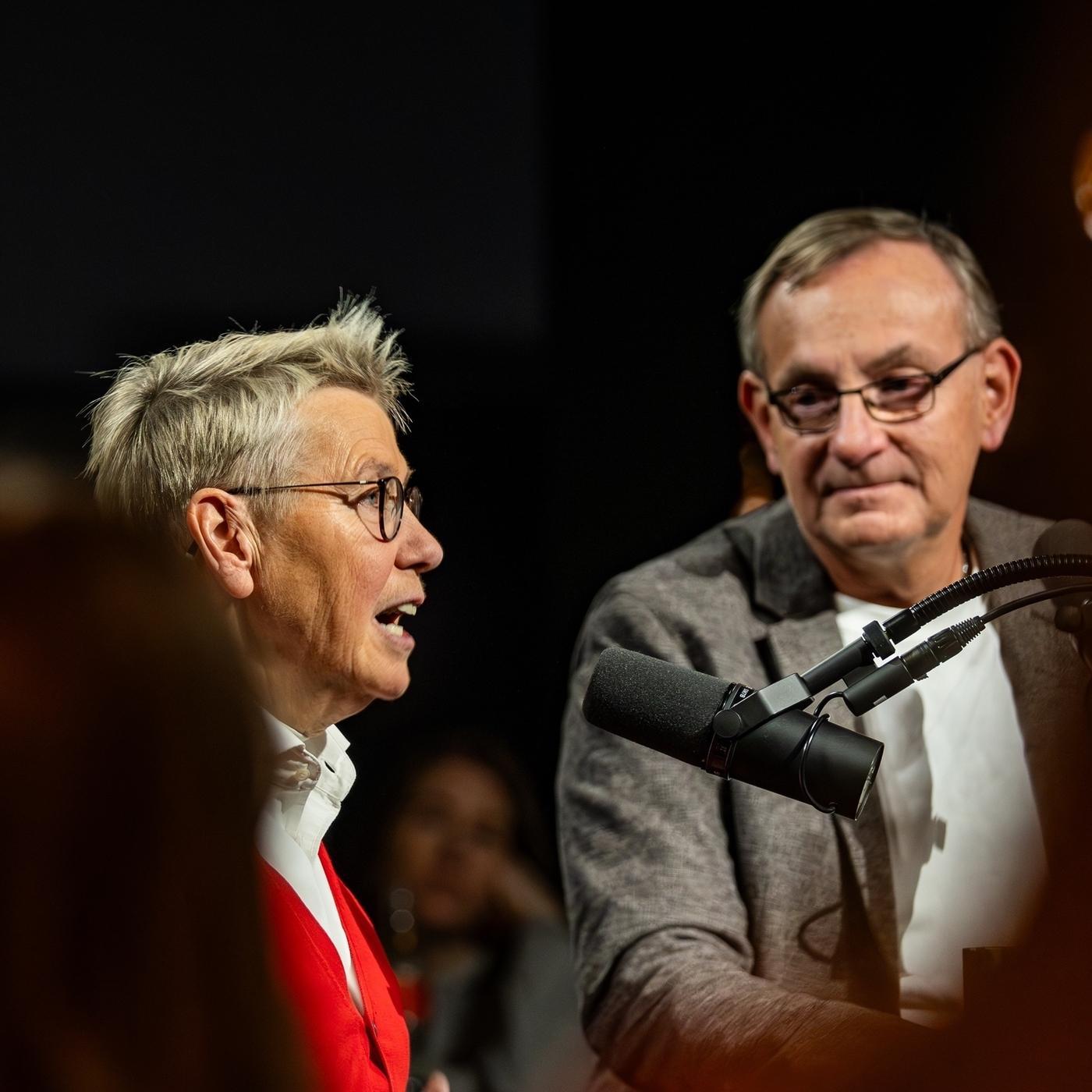 Spezial: "Bei diesen zwei Hass-Sätzen der Politik könnte ich zuschlagen " - Sabine Werth (Tafel) und Bernd Siggelkow (Die Arche) Spezial: "Bei diesen zwei Hass-Sätzen der Politik könnte ich zuschlagen " - Sabine Werth (Tafel) und Bernd Siggelkow (Die Arche)