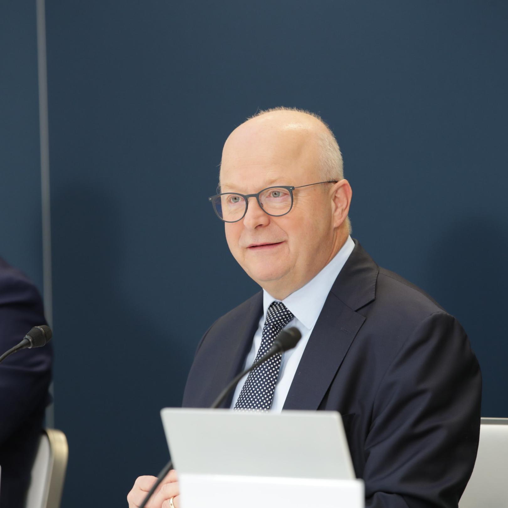 Bundesbank-Vorstand warnt vor Kettenreaktion: „Wenn es zu Panikverkäufen kommt, setzt sich eine Abwärtsspirale in Gang.“ Bundesbank-Vorstand warnt vor Kettenreaktion: „Wenn es zu Panikverkäufen kommt, setzt sich eine Abwärtsspirale in Gang.“