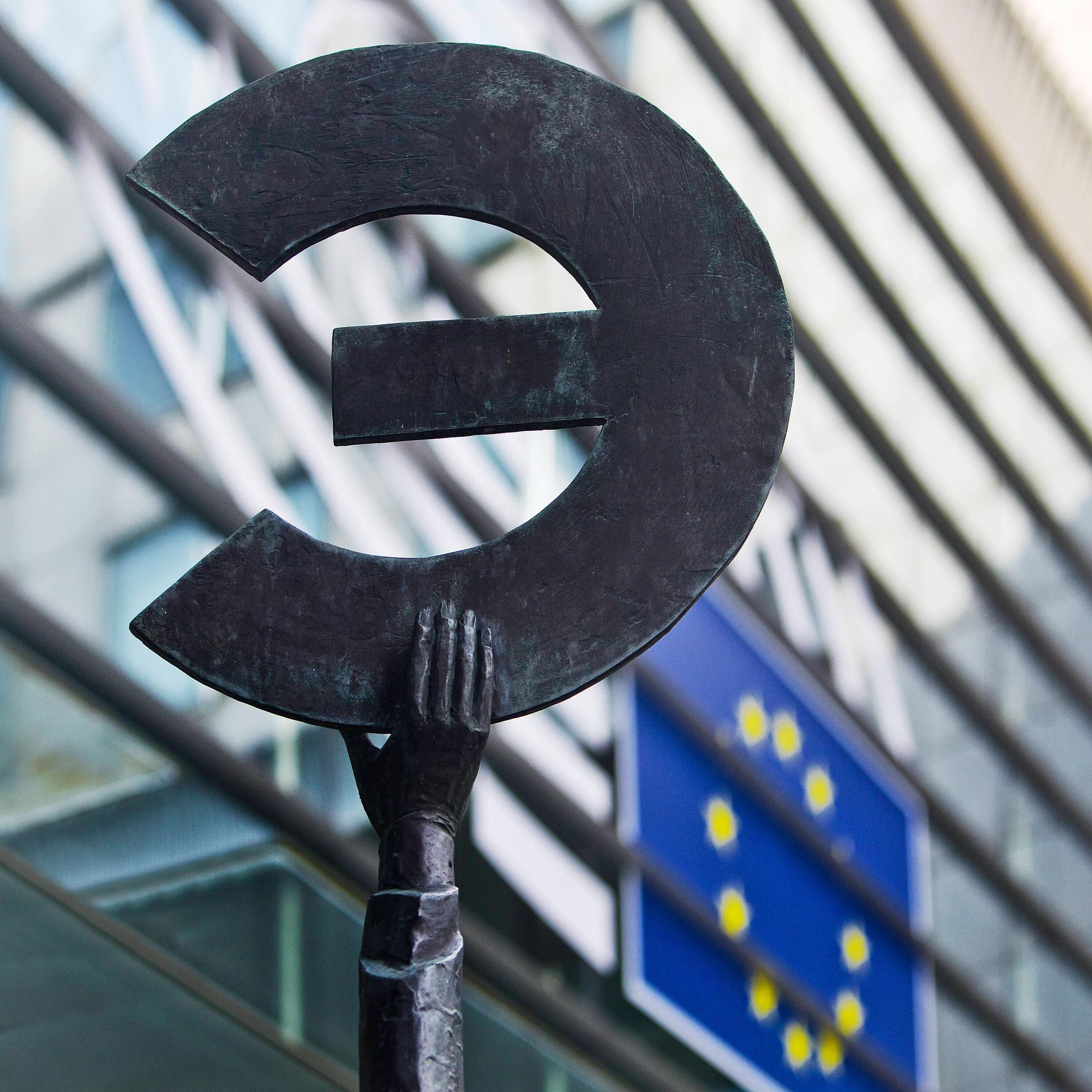 Kostenkontrolle ist "Verarsche": EU-Abgeordnete beraten geheim über höhere Spesen episode artwork
